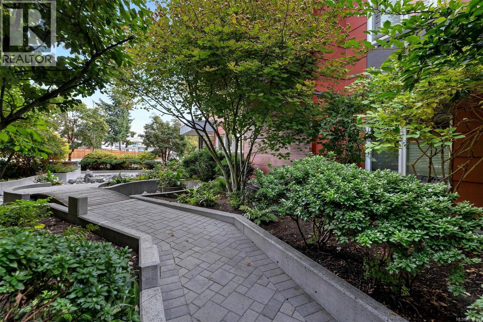 203 4030 Borden Street, Saanich