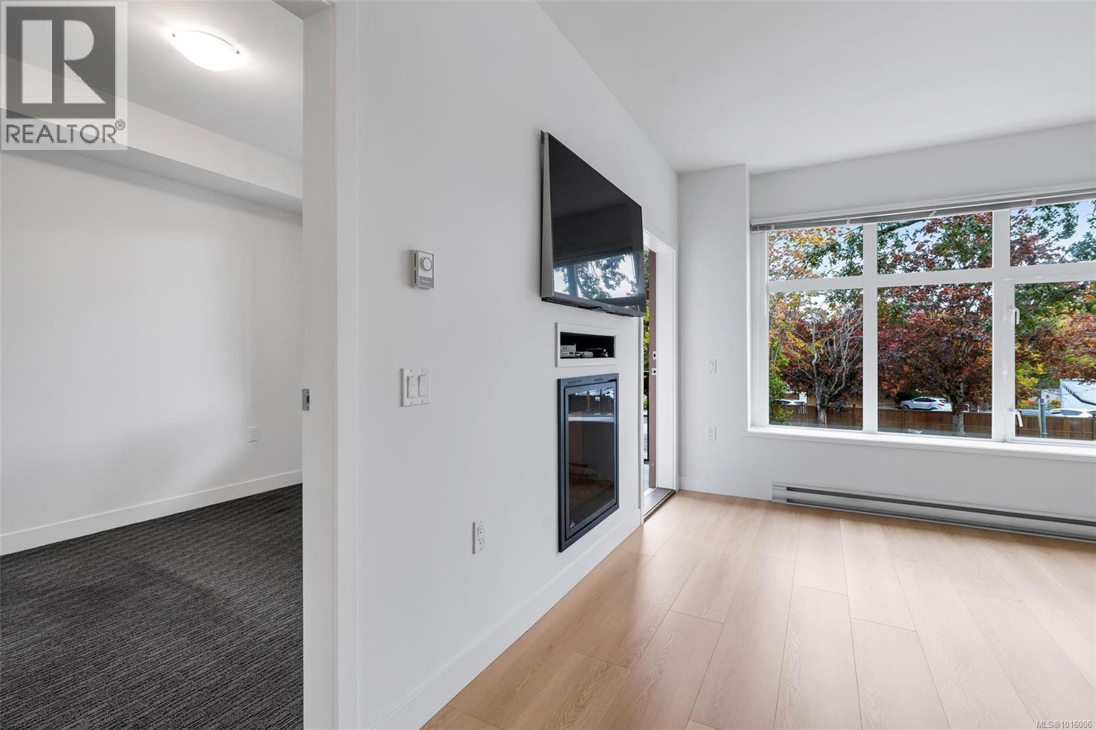 203 4030 Borden Street, Saanich