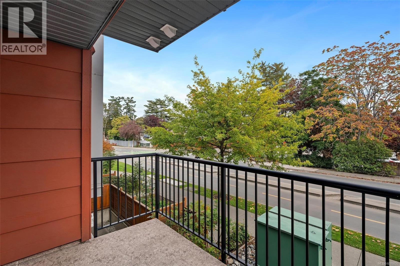 203 4030 Borden Street, Saanich