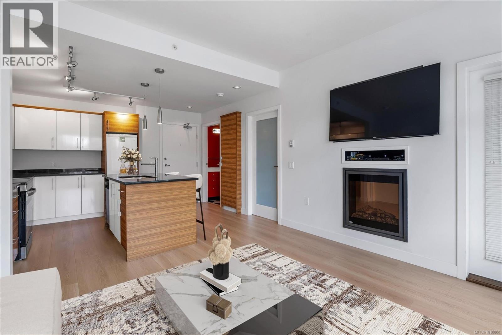 203 4030 Borden Street, Saanich