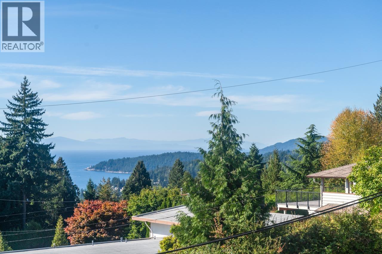1 2555 SKILIFT ROAD, West Vancouver