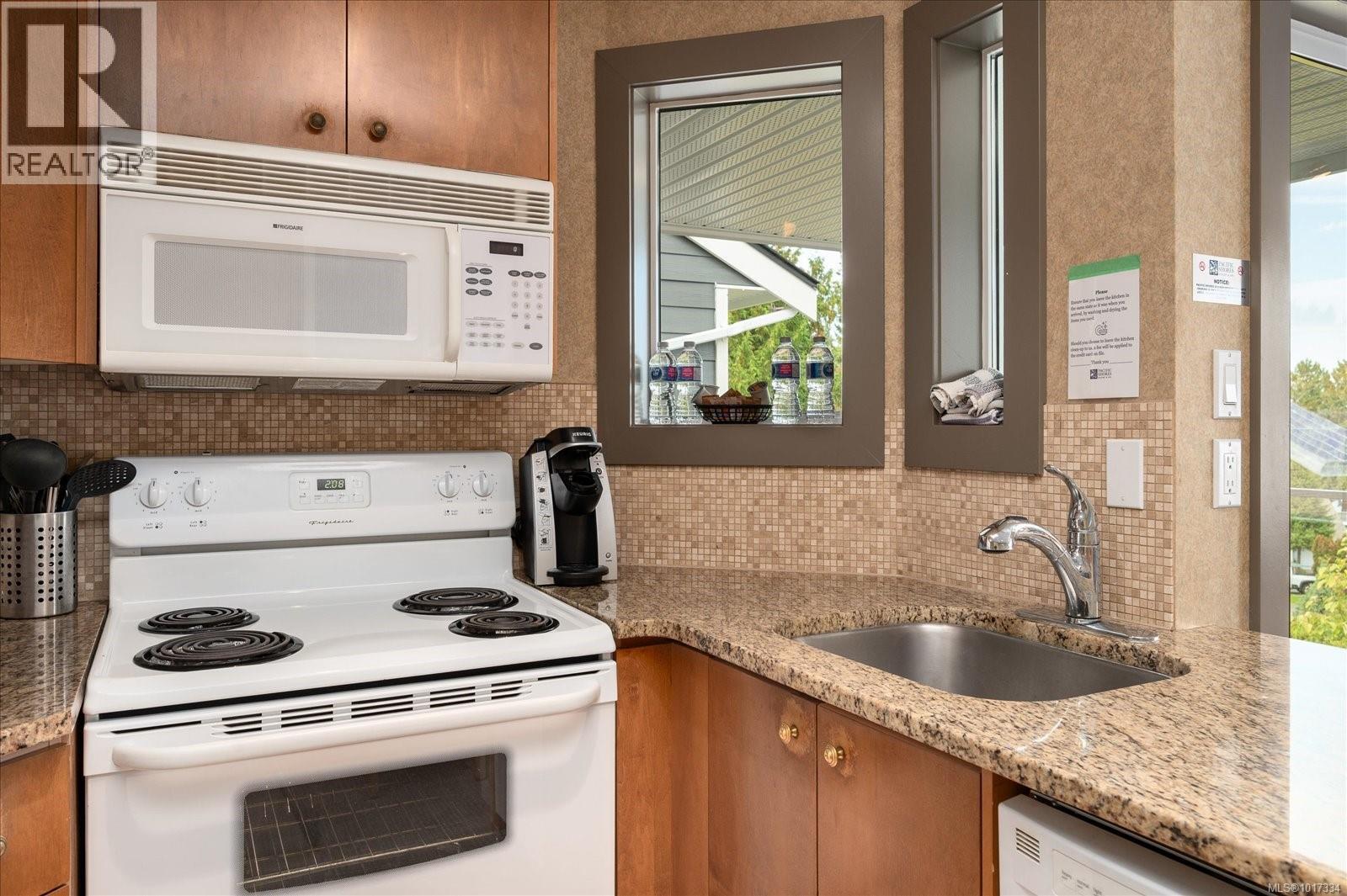 737 1600 Stroulger Rd, Nanoose Bay