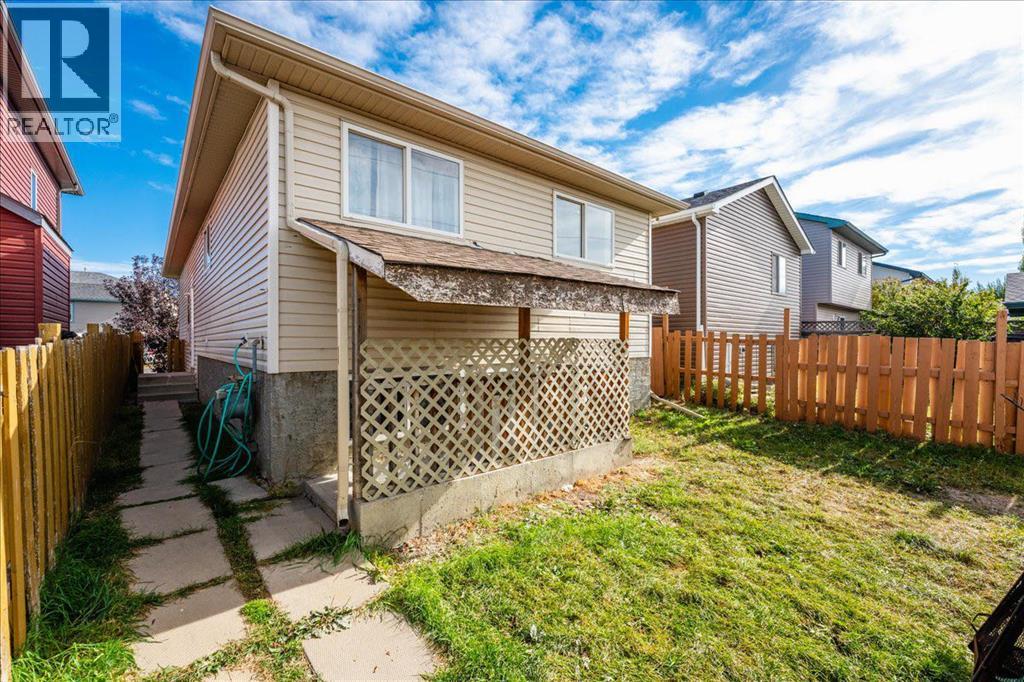 Single Family House 4 Level for Sale in  Martinvalley Place NE Martindale Calgary 