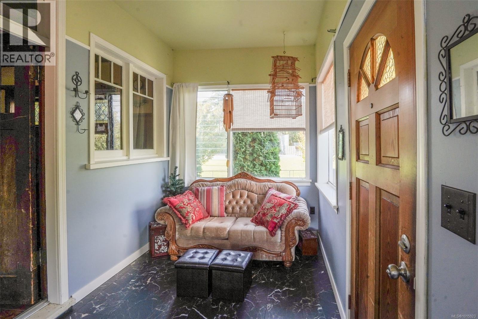 1295 Santa Rosa Avenue, Saanich