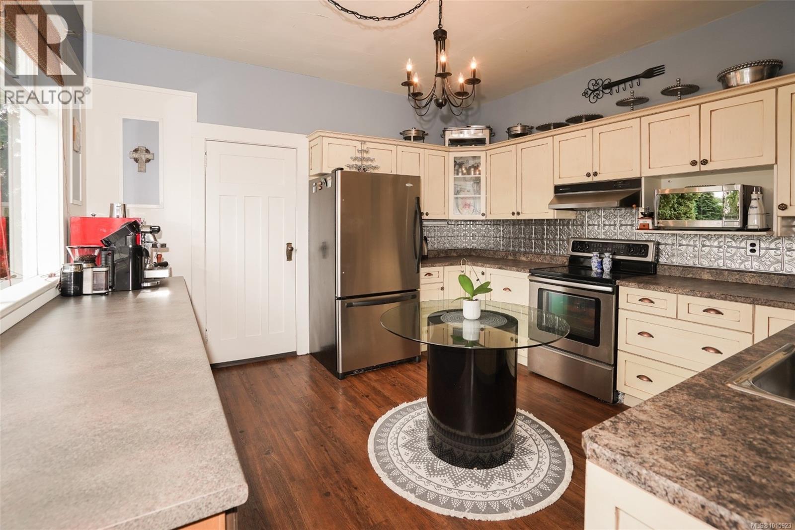  1295 Santa Rosa Avenue, Saanich