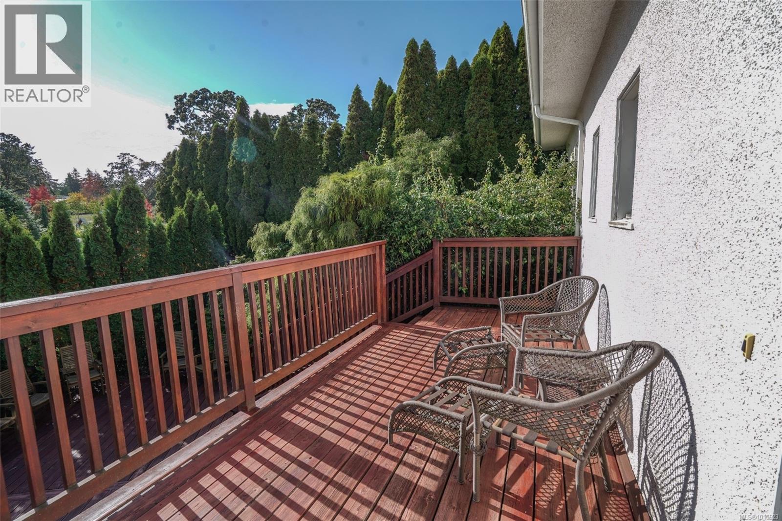  1295 Santa Rosa Avenue, Saanich
