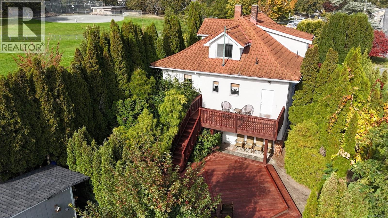  1295 Santa Rosa Avenue, Saanich