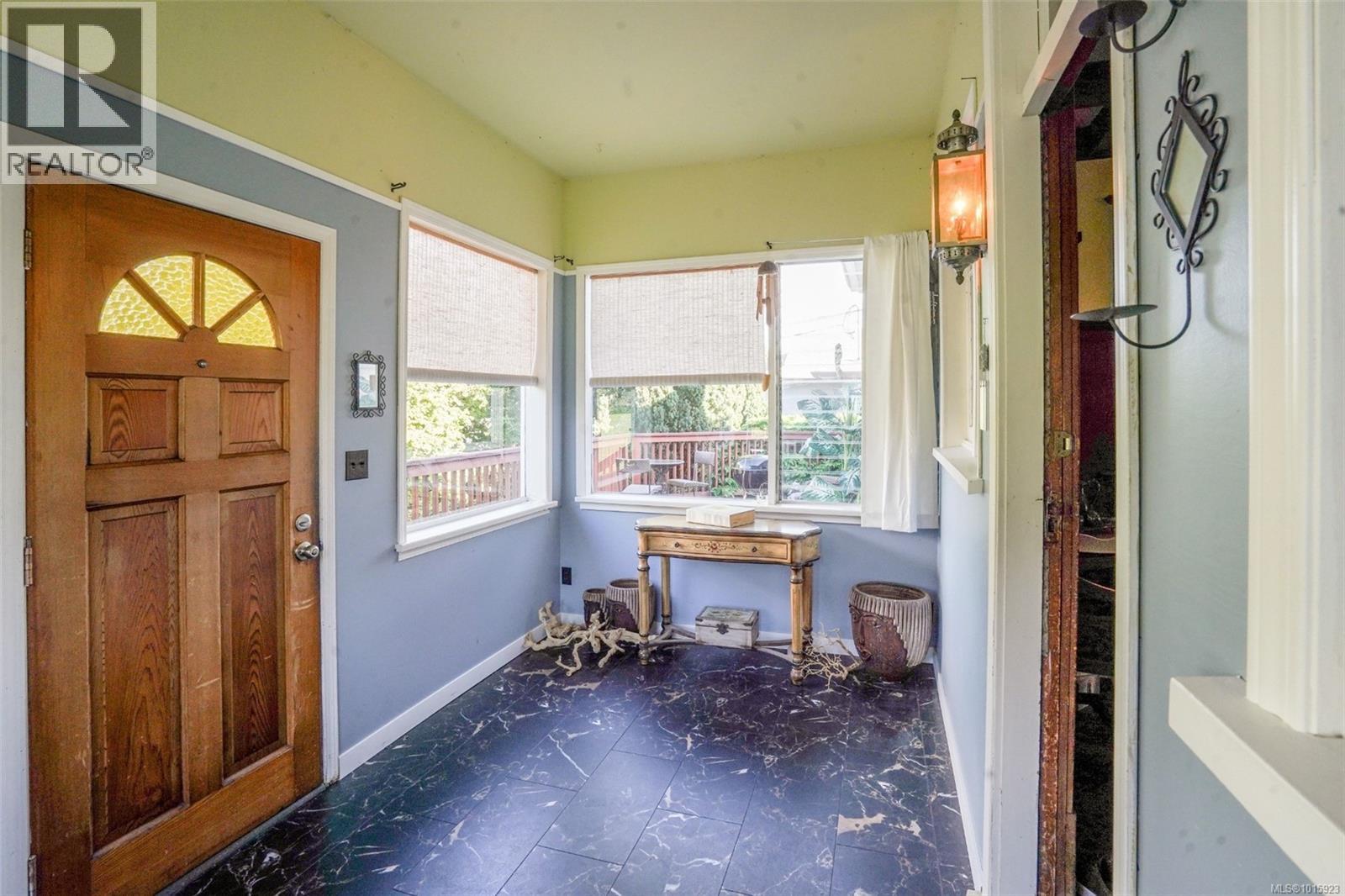  1295 Santa Rosa Avenue, Saanich