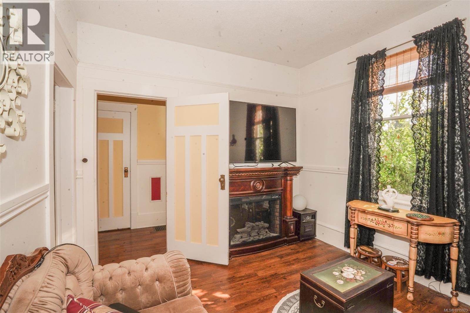  1295 Santa Rosa Avenue, Saanich