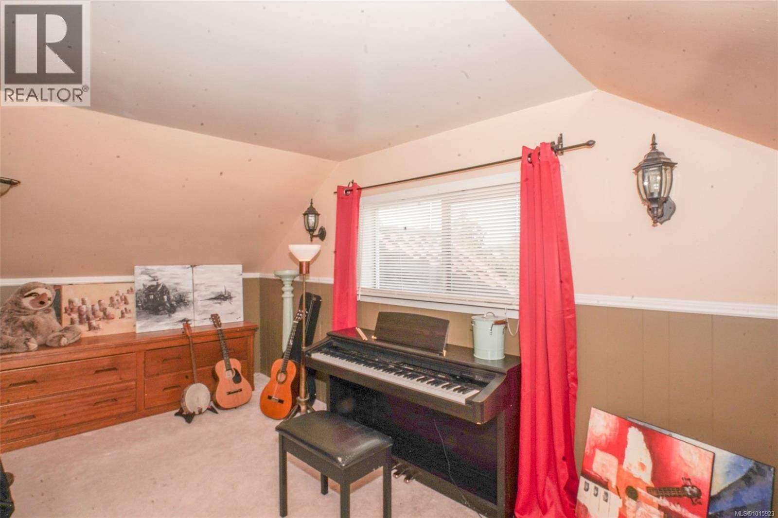  1295 Santa Rosa Avenue, Saanich