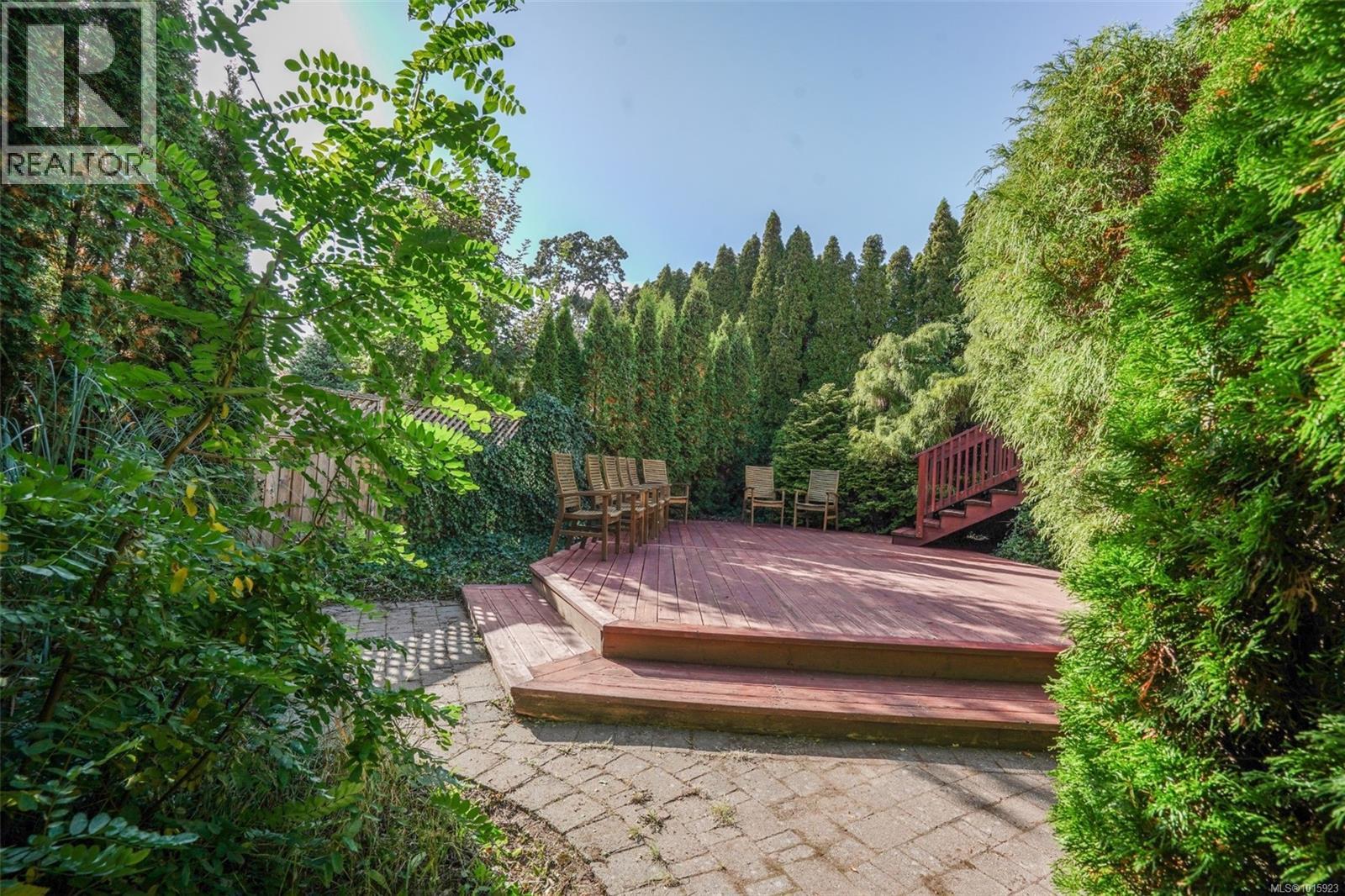  1295 Santa Rosa Avenue, Saanich