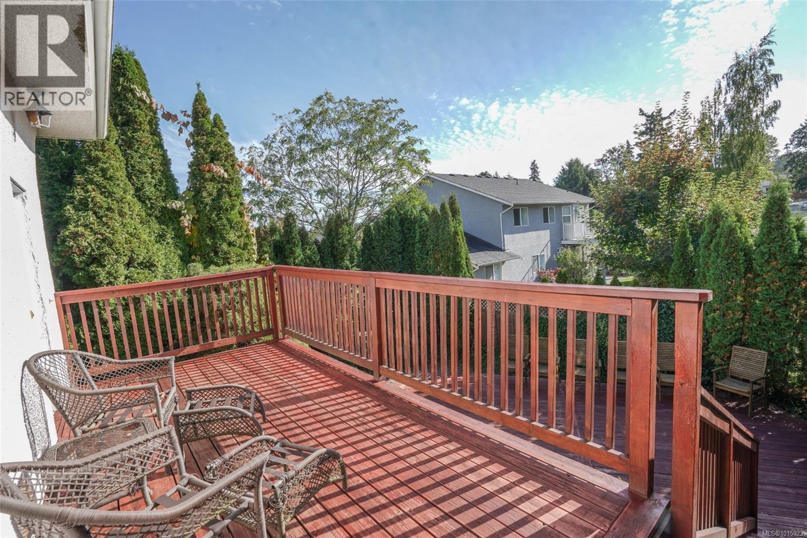  1295 Santa Rosa Avenue, Saanich
