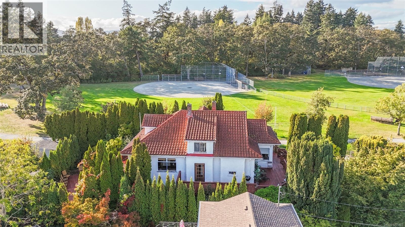  1295 Santa Rosa Avenue, Saanich
