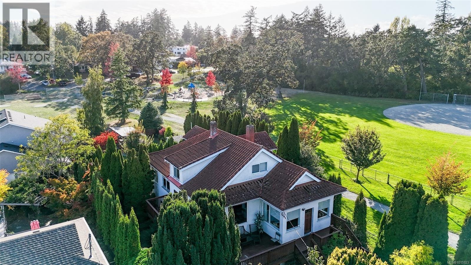  1295 Santa Rosa Avenue, Saanich
