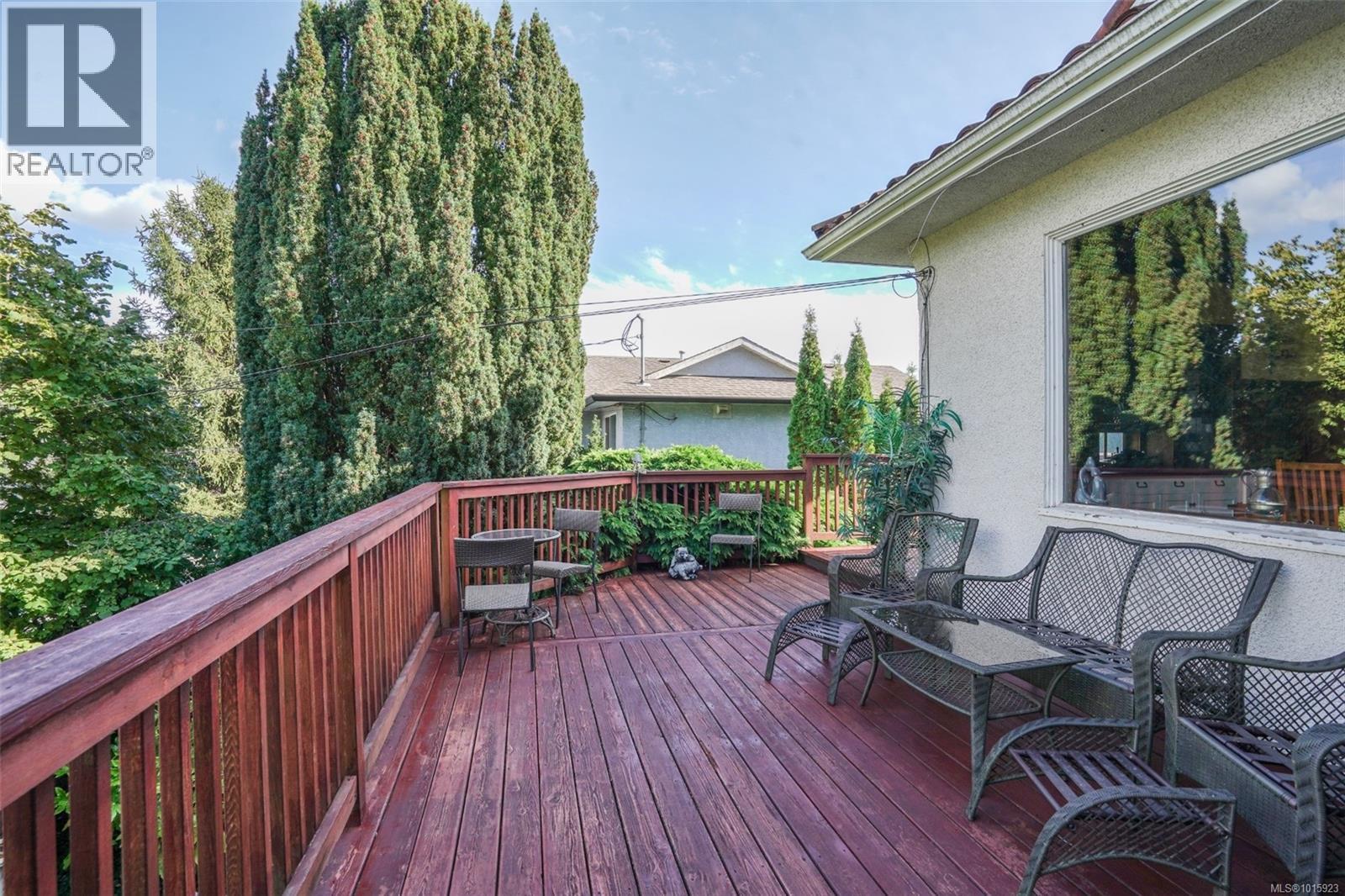  1295 Santa Rosa Avenue, Saanich