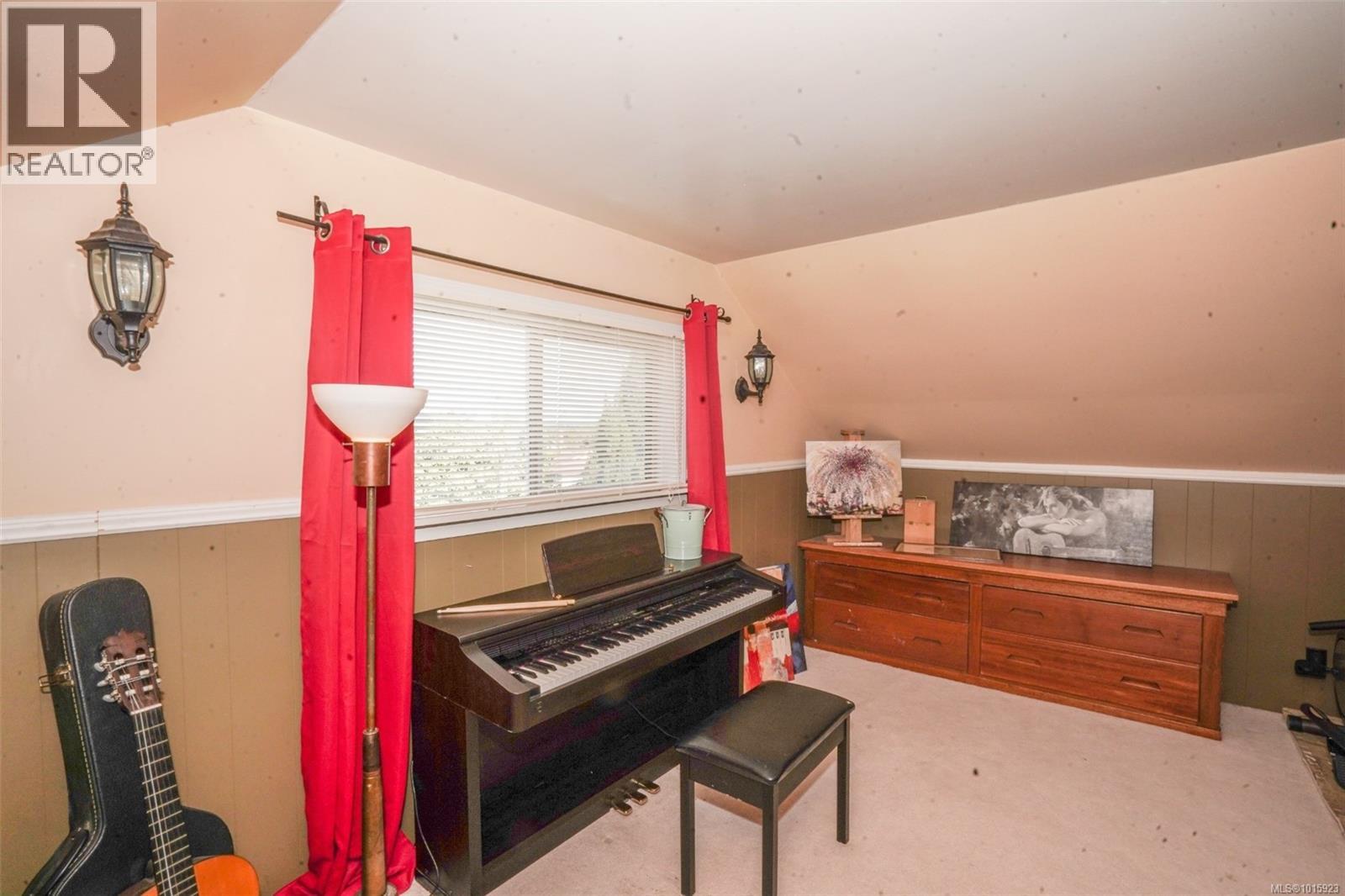  1295 Santa Rosa Avenue, Saanich