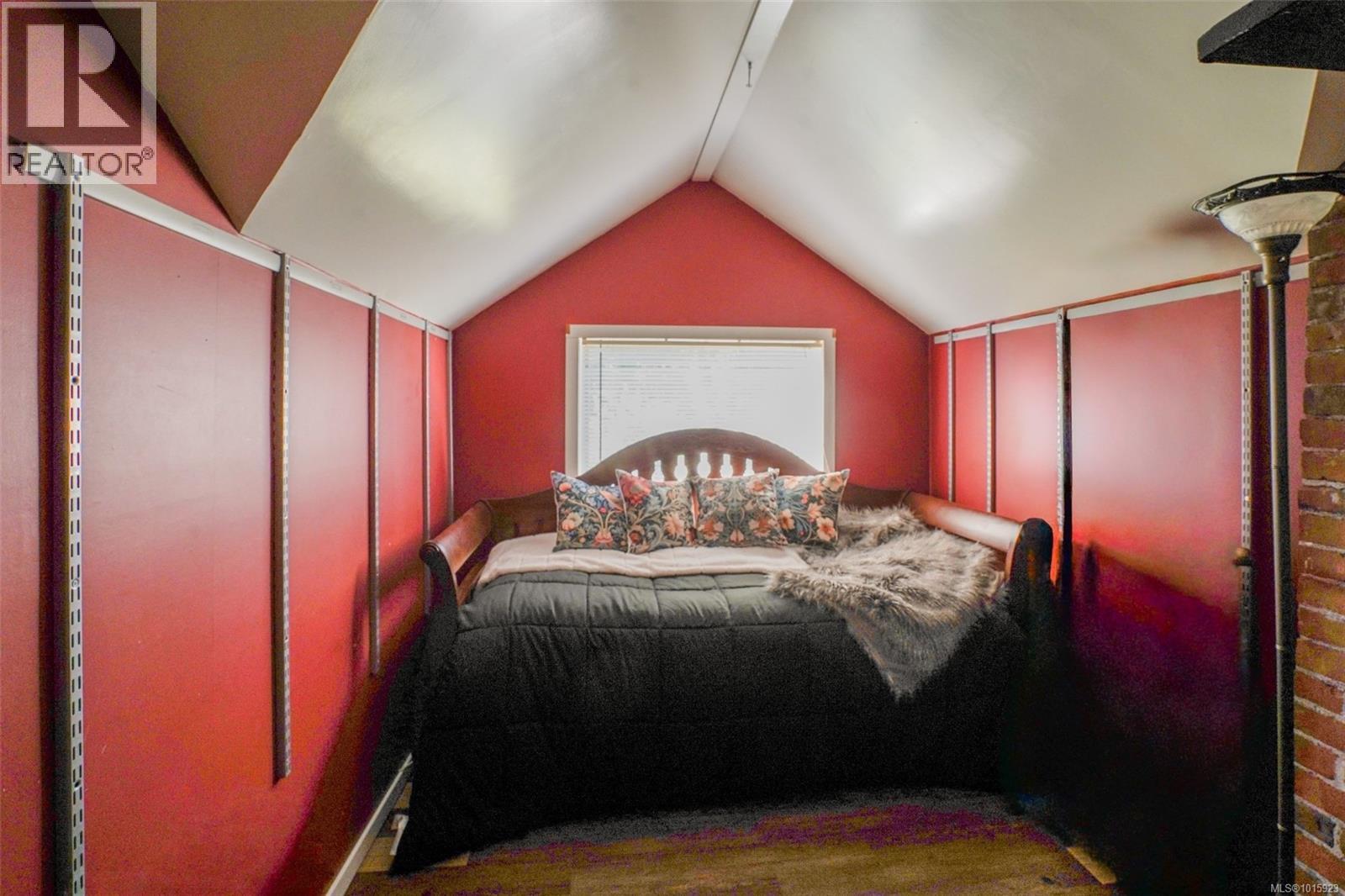  1295 Santa Rosa Avenue, Saanich