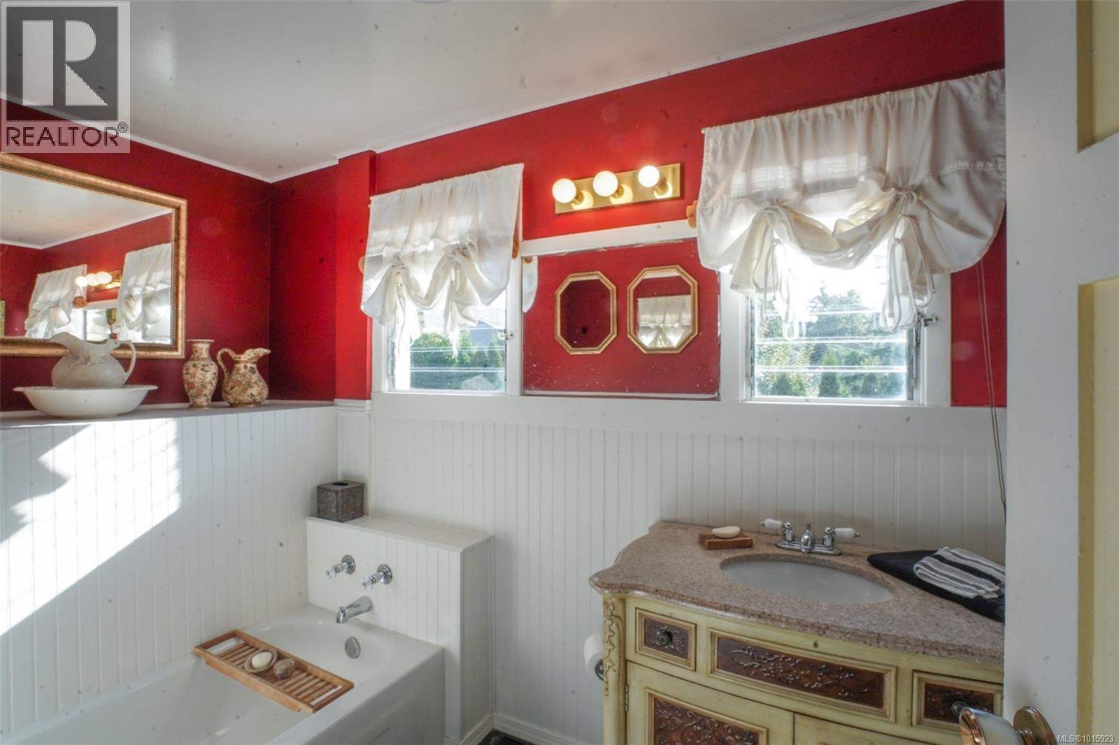  1295 Santa Rosa Avenue, Saanich