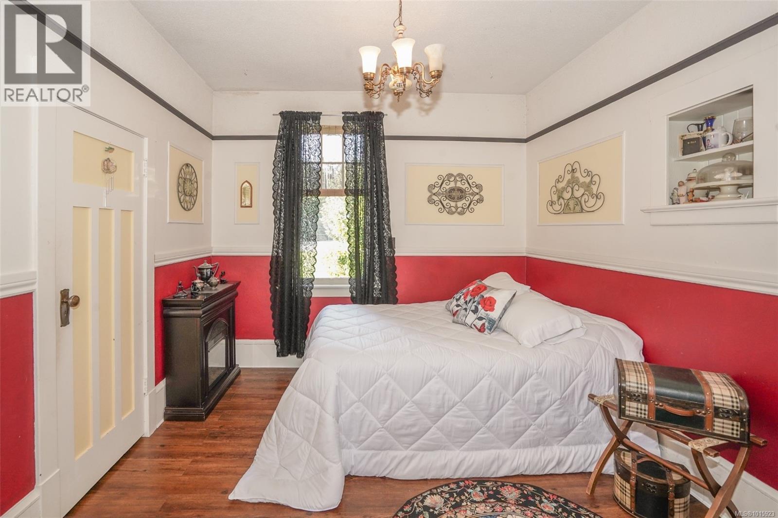  1295 Santa Rosa Avenue, Saanich