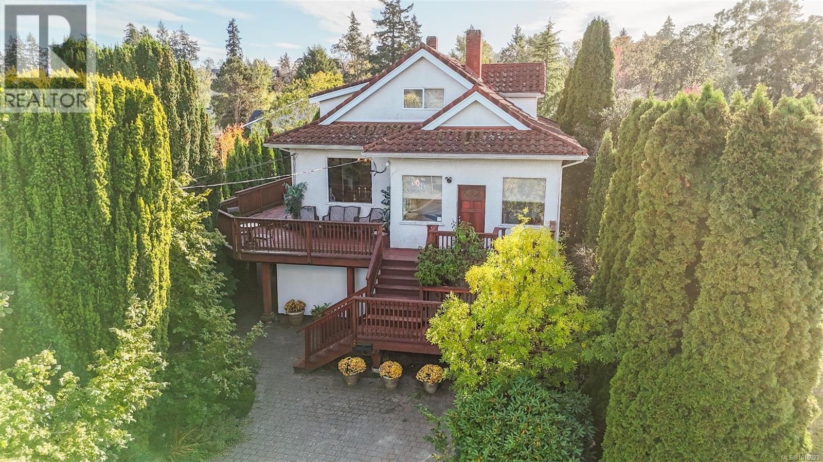  1295 Santa Rosa Avenue, Saanich