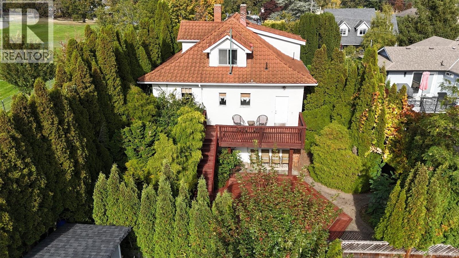 1295 Santa Rosa Avenue, Saanich