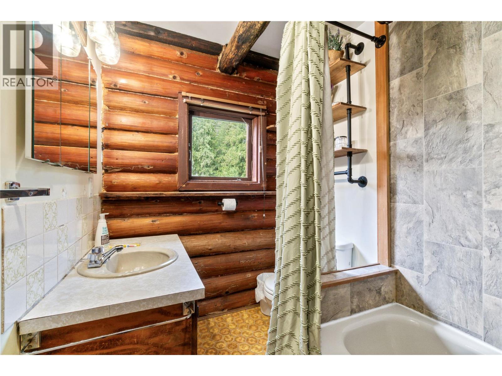  9866 Old Spallumcheen Road, Sicamous