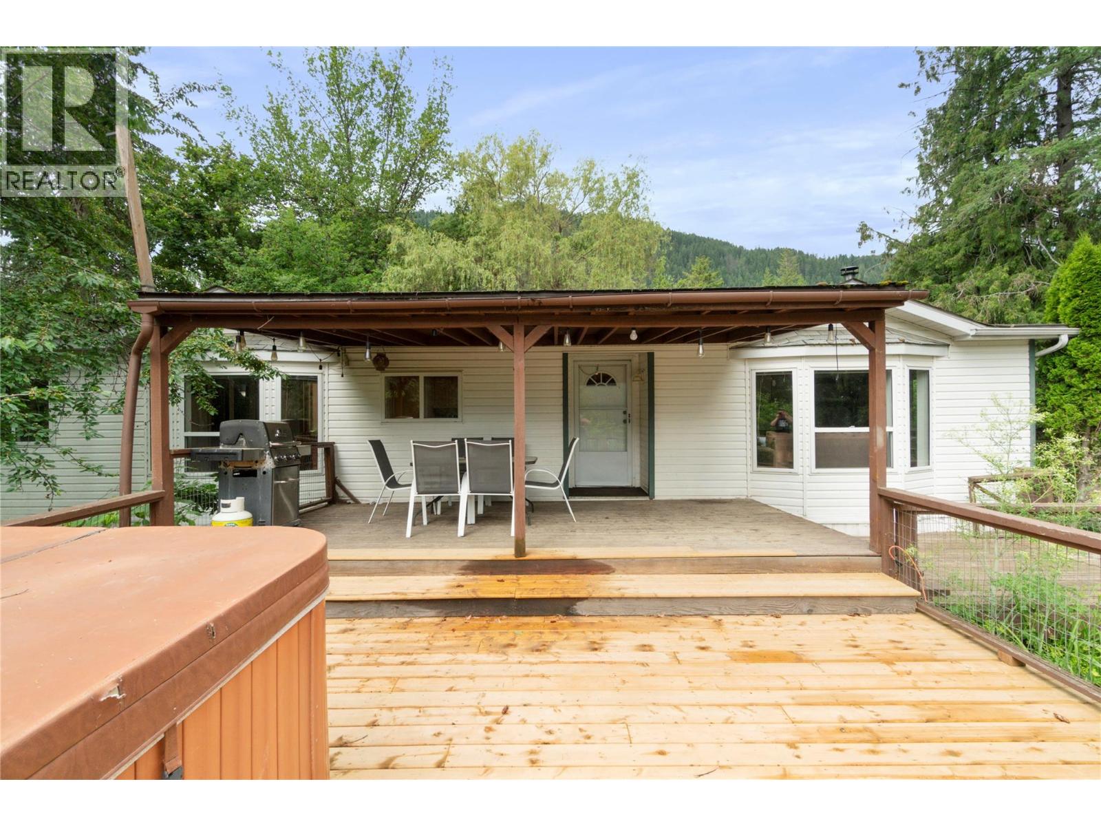  9866 Old Spallumcheen Road, Sicamous