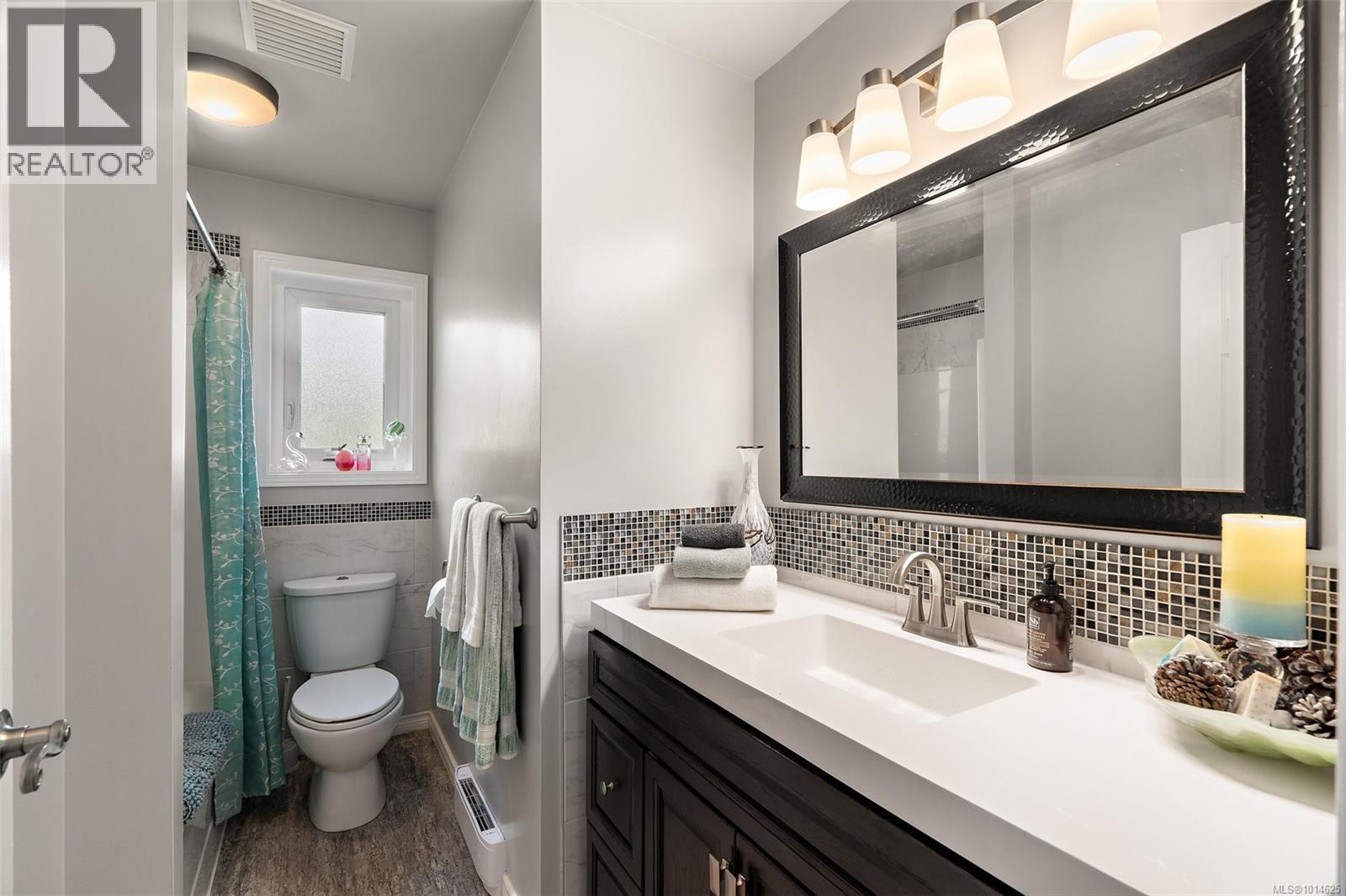 6877 Philip Rd, Lantzville