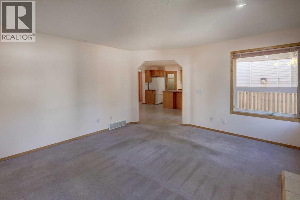 Single Family House for Sale in  Coral Springs Grove NE Coral Springs Calgary 