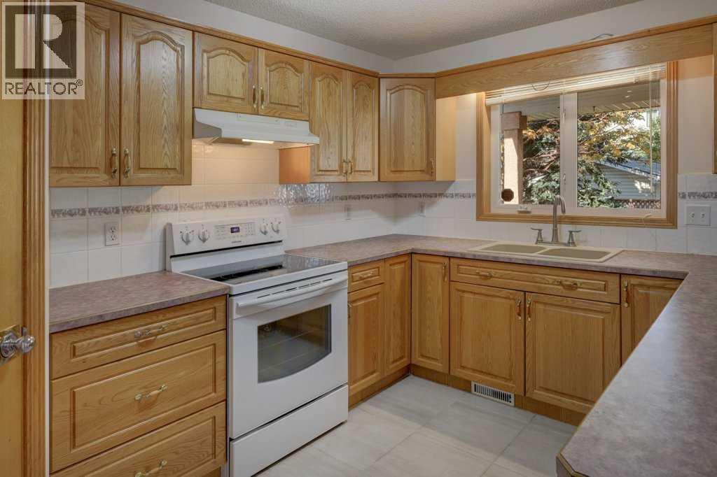 Single Family House for Sale in  Coral Springs Grove NE Coral Springs Calgary 