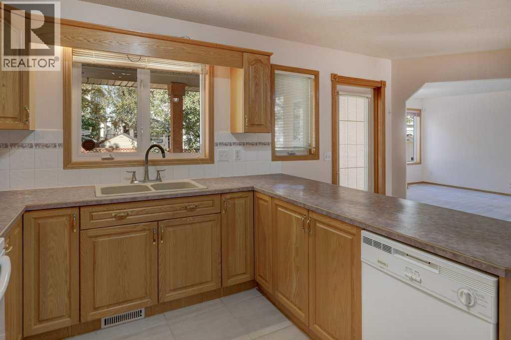Single Family House for Sale in  Coral Springs Grove NE Coral Springs Calgary 