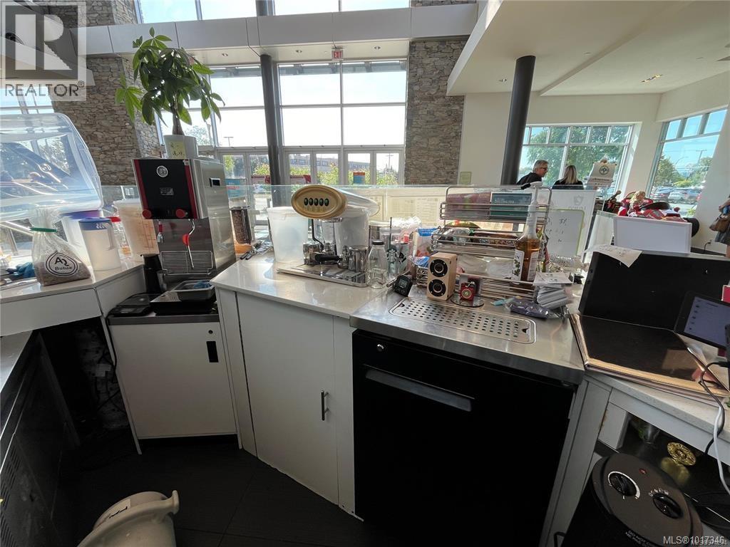 F25 1644 Hillside Ave, Victoria