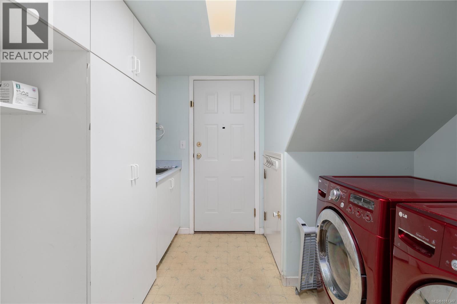  1395 Epsom Close, Saanich