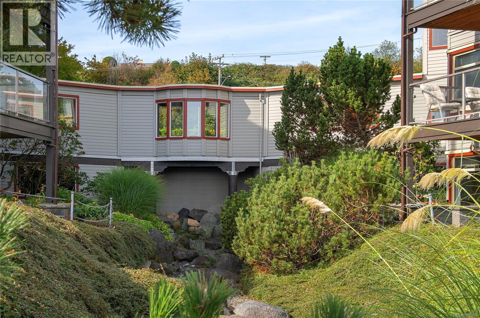 27 Island Hwy S, Campbell River - Exteriors - Photo 2