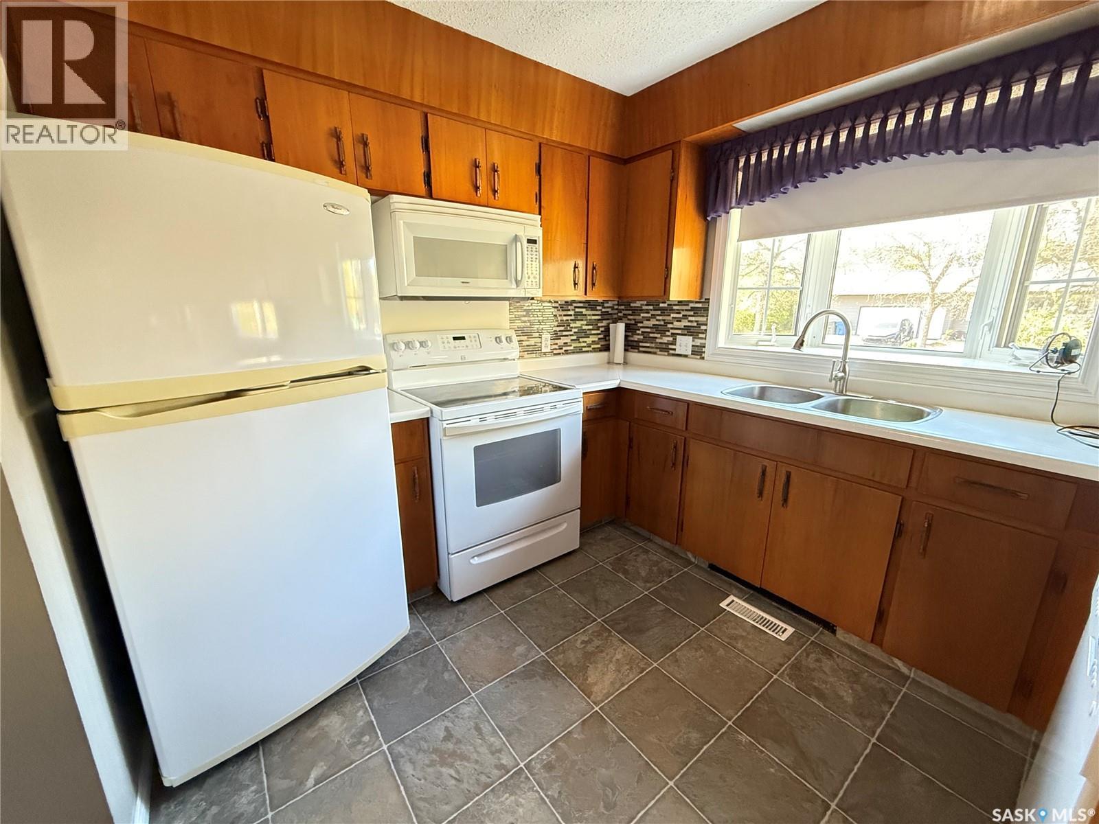 112 Bennett STREET - Photo 5 of 45, Lampman, Saskatchewan