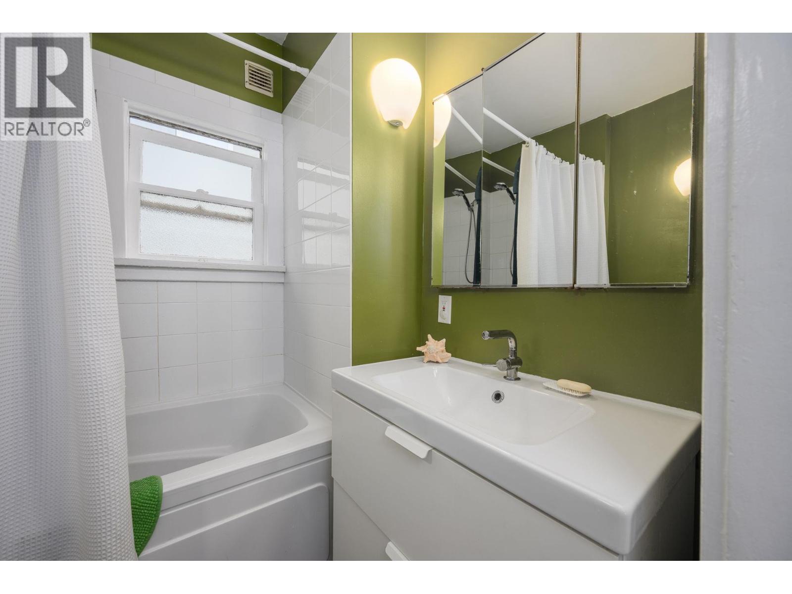 2633 VENABLES STREET, Vancouver