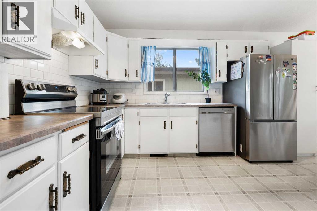 Single Family House Bi-level for Sale in   Avenue NW Dalhousie Calgary 