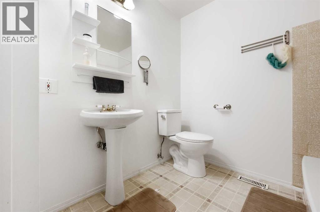Single Family House Bi-level for Sale in   Avenue NW Dalhousie Calgary 