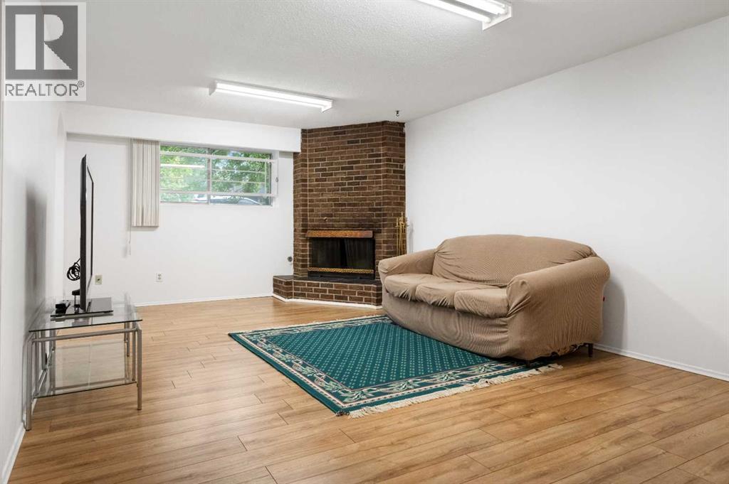 Single Family House Bi-level for Sale in   Avenue NW Dalhousie Calgary 