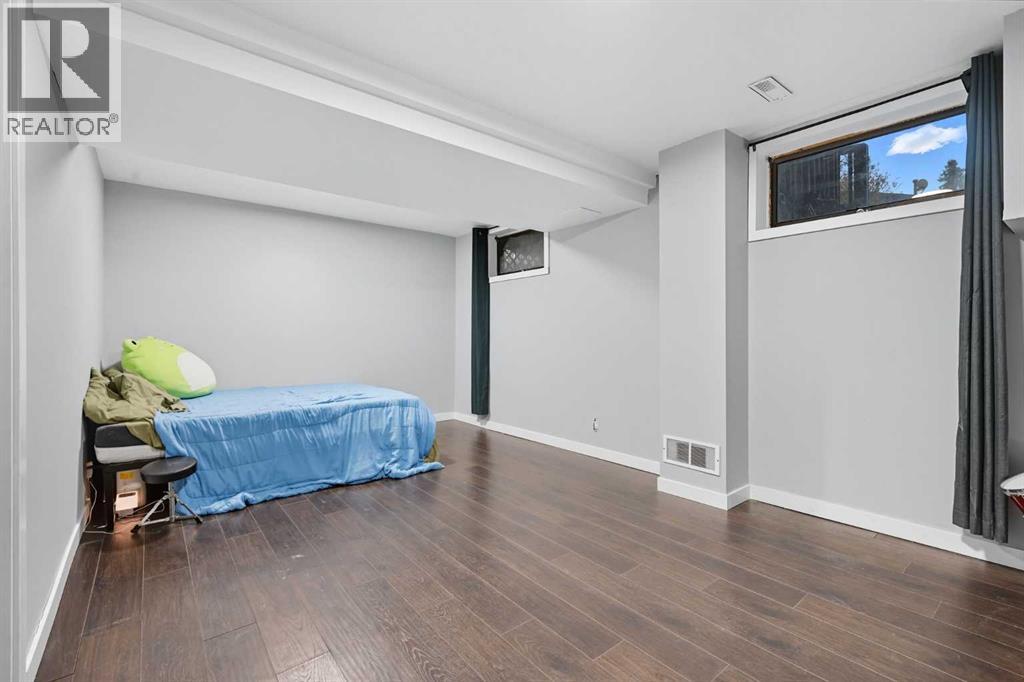 Single Family House Bi-level for Sale in  Berkley Drive NW Beddington Heights Calgary 