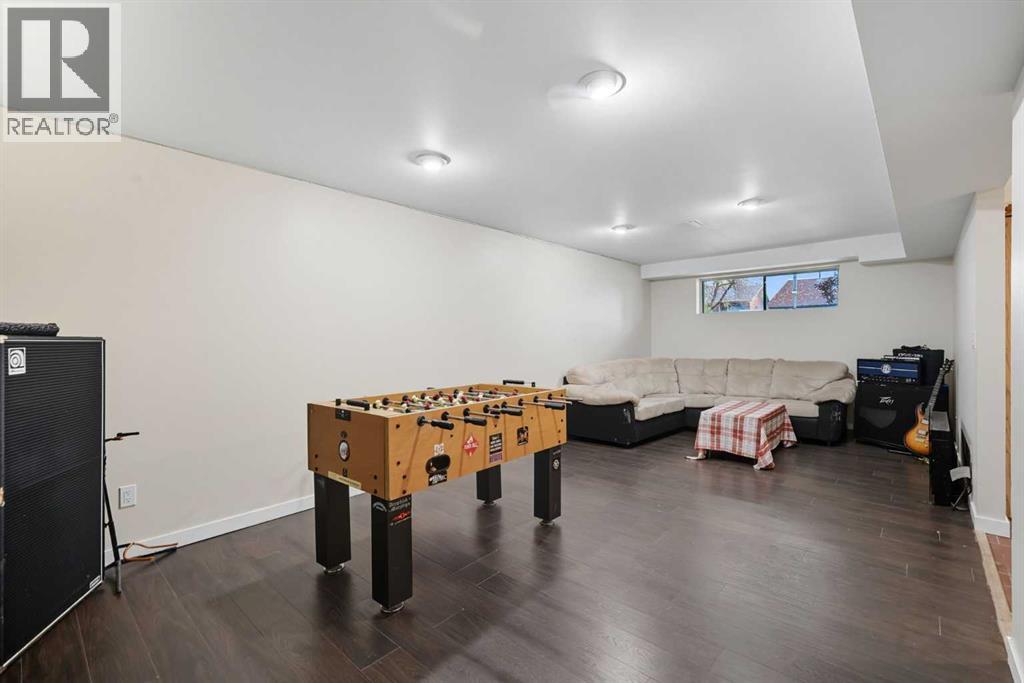 Single Family House Bi-level for Sale in  Berkley Drive NW Beddington Heights Calgary 