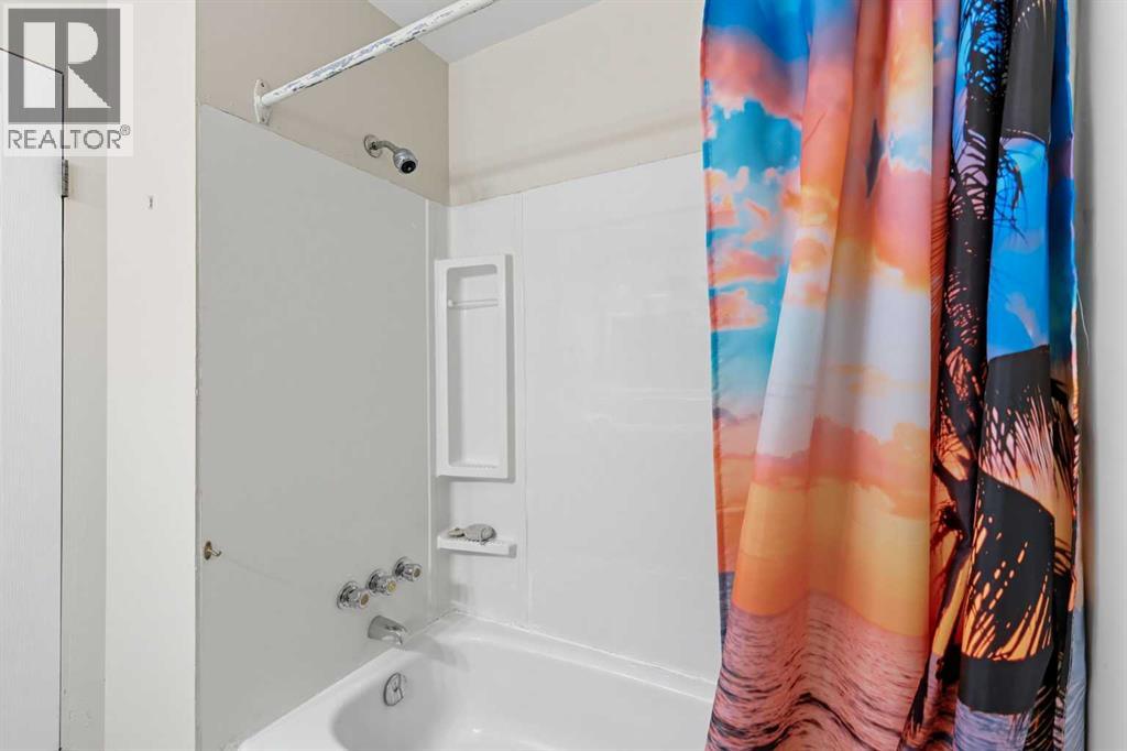 Single Family House Bi-level for Sale in  Berkley Drive NW Beddington Heights Calgary 