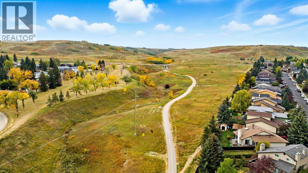 Single Family House Bi-level for Sale in  Berkley Drive NW Beddington Heights Calgary 