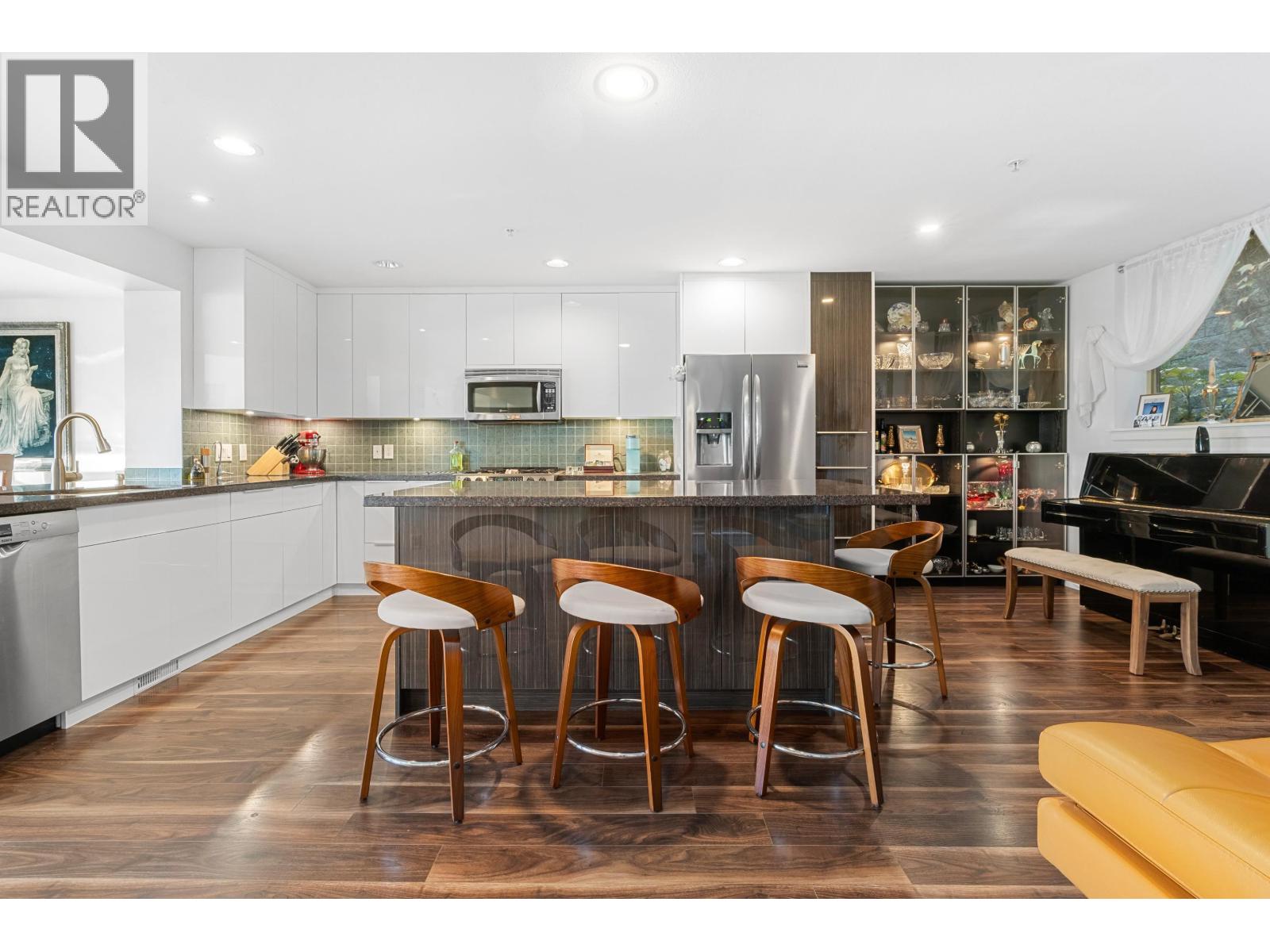 8534 SEASCAPE COURT, West Vancouver