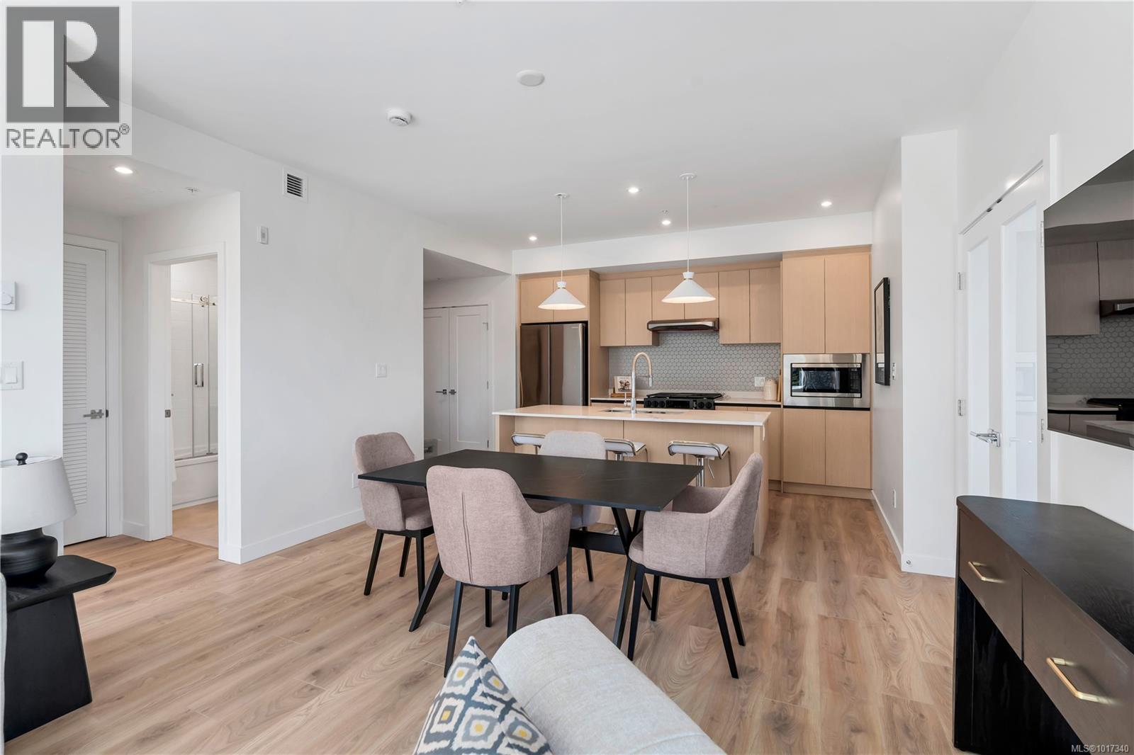 203 2000 West Park Lane, View Royal