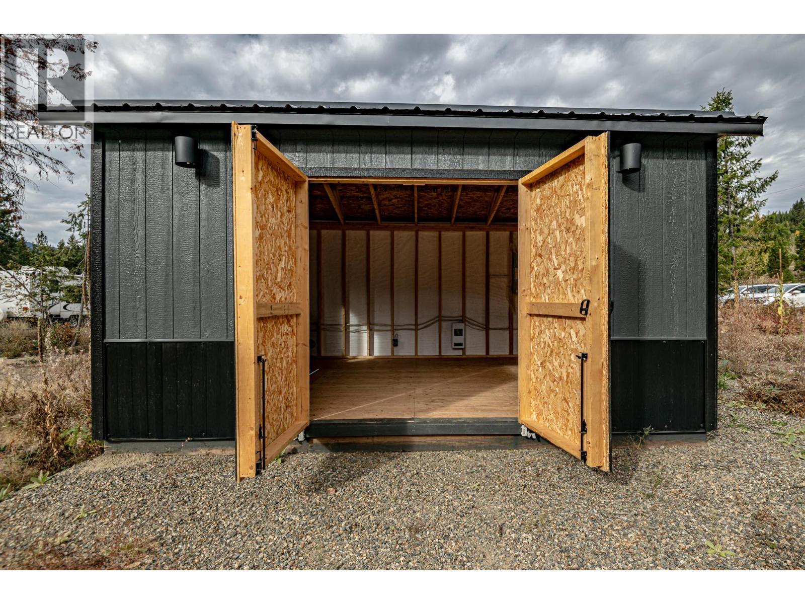 6072 Arnold Road, Salmo