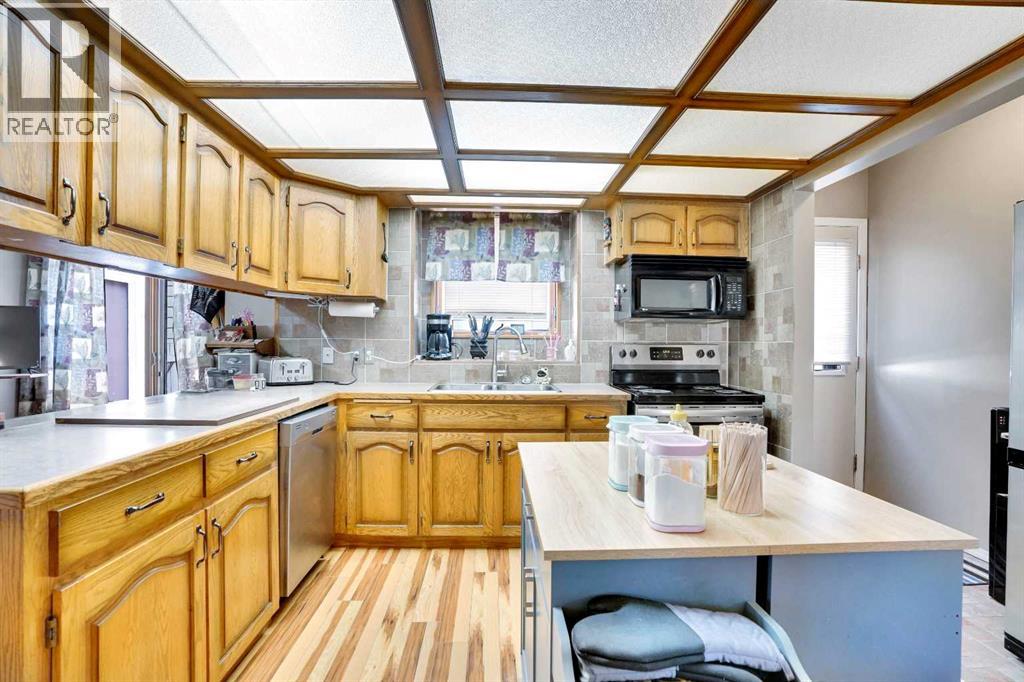 Single Family House 4 Level for Sale in  Shannon Drive SW Shawnessy Calgary 