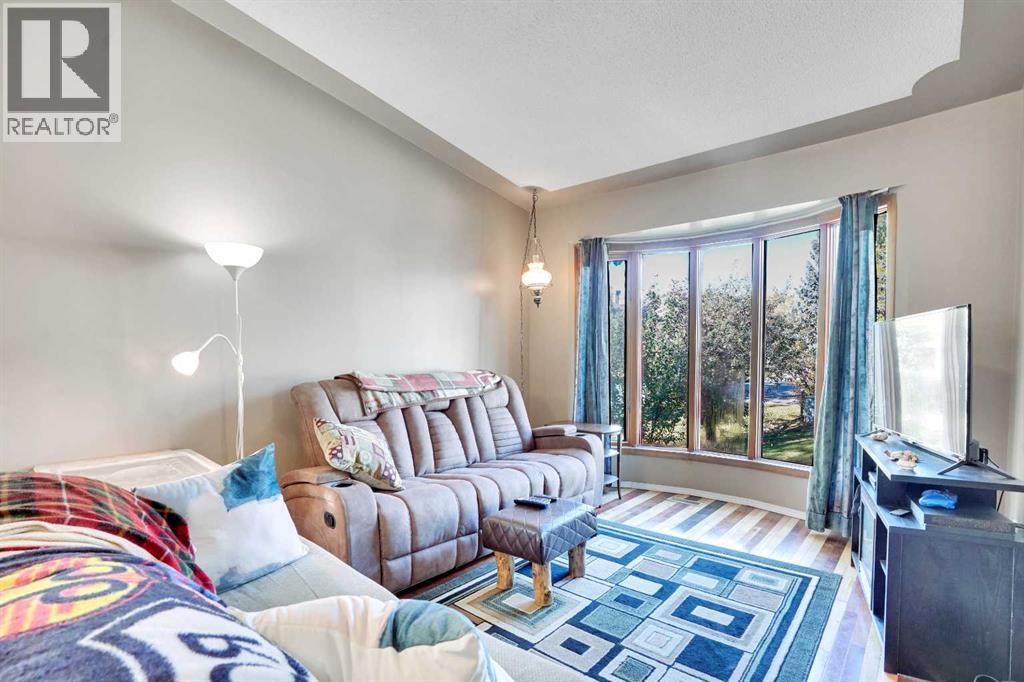 Single Family House 4 Level for Sale in  Shannon Drive SW Shawnessy Calgary 