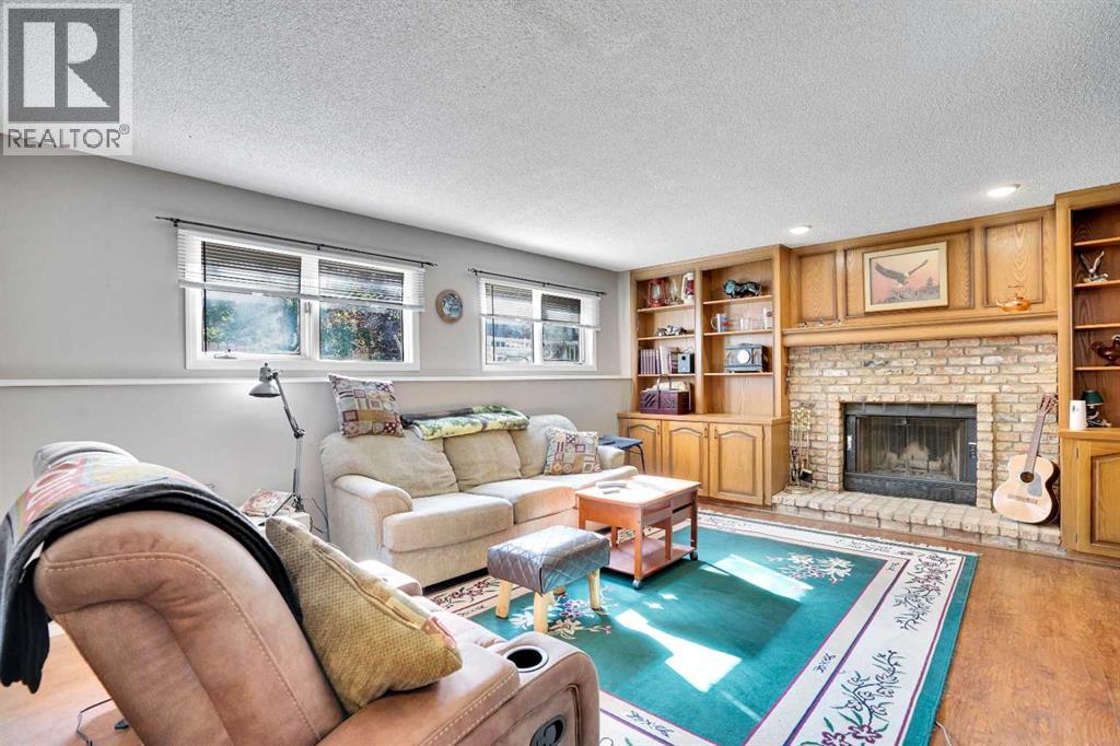 Single Family House 4 Level for Sale in  Shannon Drive SW Shawnessy Calgary 