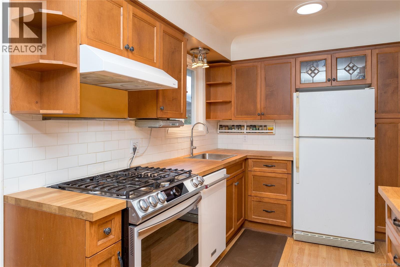 645 Baker St, Saanich